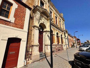 Exterior - Courtyard Home In Historic Port Adelaide (Port Adelaide)
