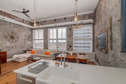 Luxury Downtown Knoxville Condo 20ft Ceilings, Smart TVs, Walk to Dining, Stadiums Historic Theaters