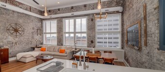 Luxury Downtown Knoxville Condo 20ft Ceilings, Smart TVs, Walk to Dining, Stadiums Historic Theaters