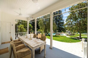 Outdoor dining - Spacious 6-bedroom country house with pool in tranquil Ojai (Ojai)