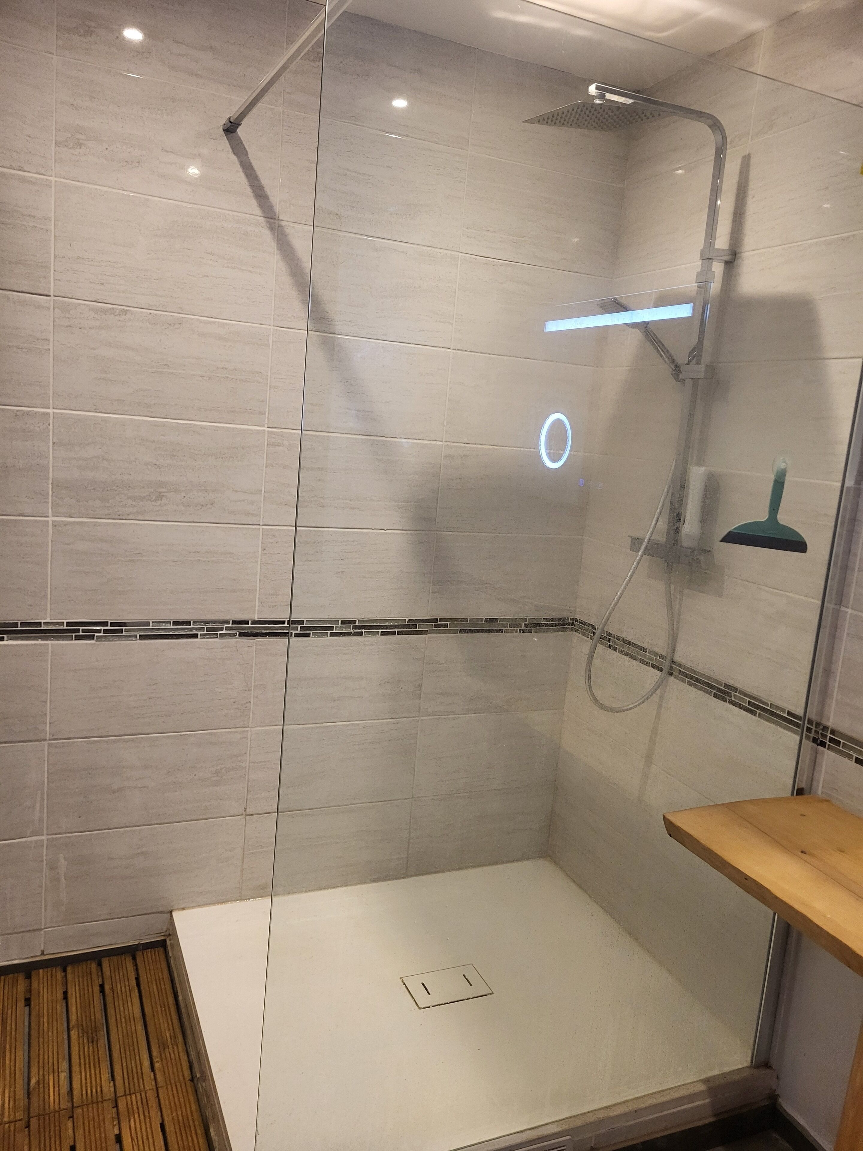 Douche, sèche-cheveux, serviettes fournies