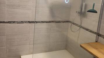 Douche, sĂšche-cheveux, serviettes fournies