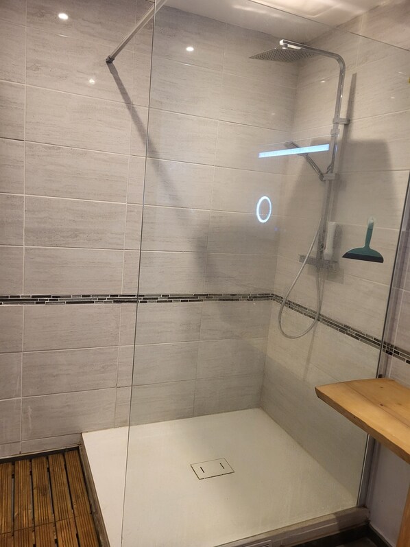 Dusche, Haartrockner, Handtücher