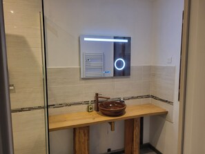 Een douche, een haardroger, handdoeken