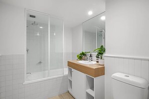 Douche, sèche-cheveux, serviettes fournies, shampoing