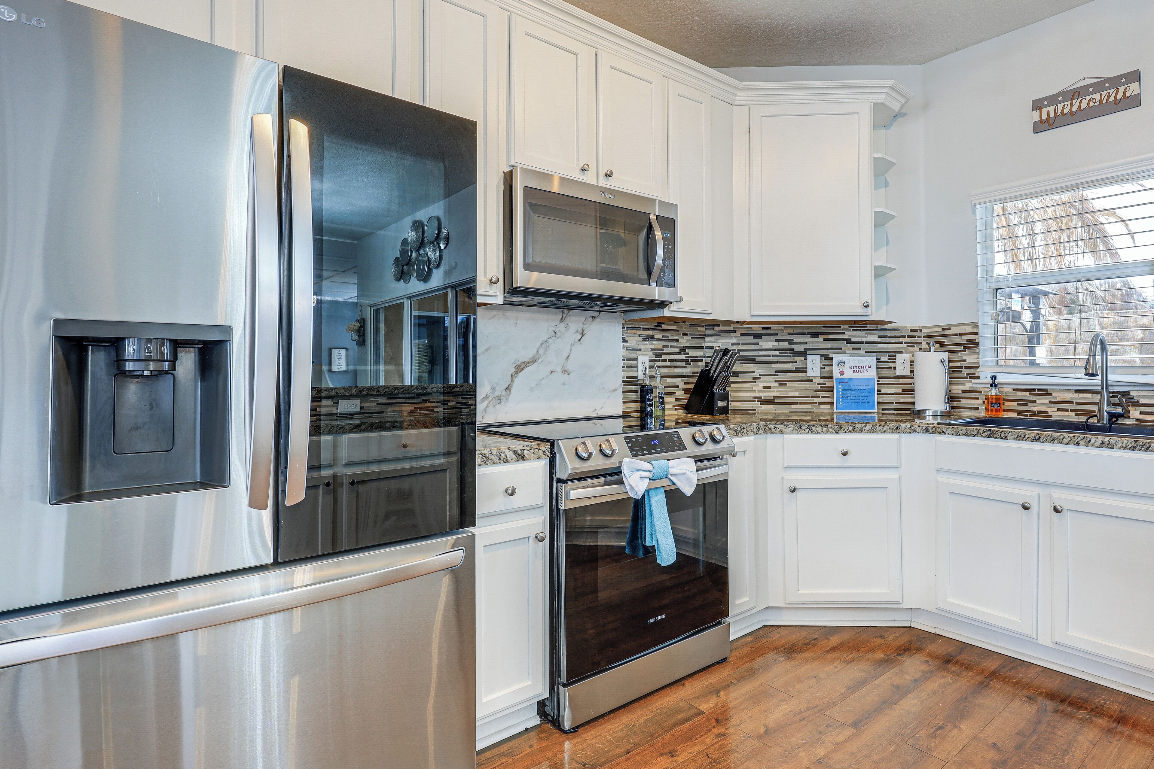 Fridge, microwave, stovetop, dishwasher