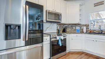 Fridge, microwave, stovetop, dishwasher