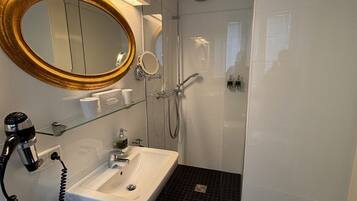 Economy tweepersoonskamer | Badkamer | Een douche, een haardroger, handdoeken, zeep