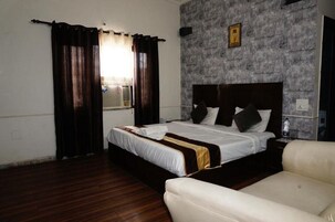 Basic Room | Desk, laptop workspace, free WiFi