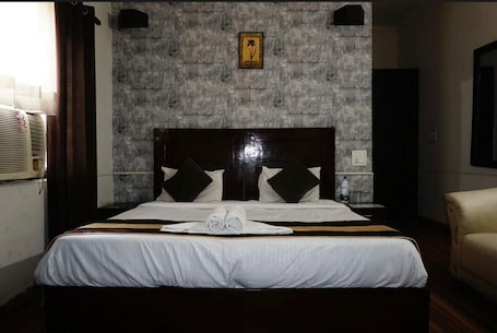 Escritorio, espacio para trabajar con laptop y wifi gratis