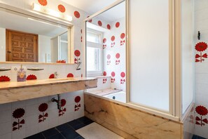 Een douche, een haardroger, handdoeken