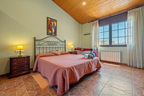 3 quartos, ferros/tábuas de passar roupa, Wi-Fi de cortesia