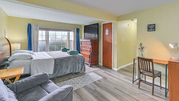 1 bedroom, desk, iron/ironing board, WiFi