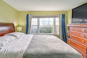 1 bedroom, desk, iron/ironing board, WiFi - 2 Mi to UBS Arena: WFH-Friendly Couple's Retreat (South Floral Park)