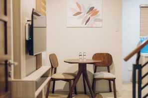 Deluxe Suite, Non Smoking | Living area