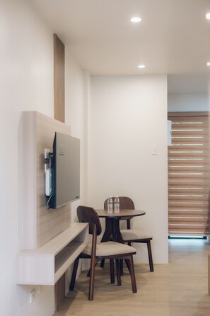 Familien-Suite, Balkon, Stadtblick | Wohnbereich