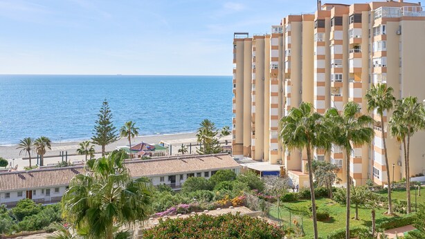 A coastal hotel with multiple floors, a beach view, and palm trees. - Apartment 'Centro Internacional A117' with Sea View, Wi-Fi and Air Conditioning (Torrox)