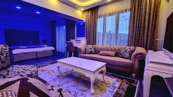 Suite, balcón, vistas al mar | Caja fuerte, escritorio, sistema de insonorización y wifi gratis