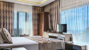 Deluxe Room, Balcony | Peti besi dalam bilik, meja, kalis bunyi, Wi-fi percuma