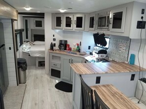 Køleskab, mikrobølgeovn, kogeplade, køkkentøj/tallerkener/redskaber