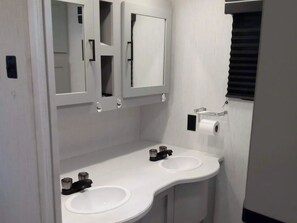 Bruser, håndklæder, Sæbe, Toiletpapir