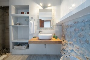 Shower, hair dryer, towels - Holiday Home 'La Roca' with Mountain View, Wi-Fi and Air Conditioning (Pollença)