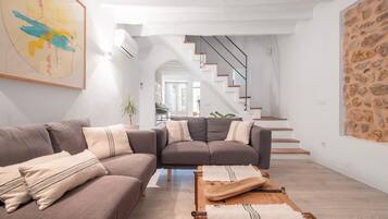 Een televisie en een open haard