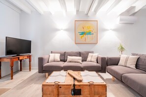 テレビ、暖炉