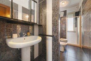 Douche, sèche-cheveux, serviettes fournies