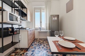 Wasserkocher mit Kaffee-/Teezubehör, Kühlschrank, Mikrowelle