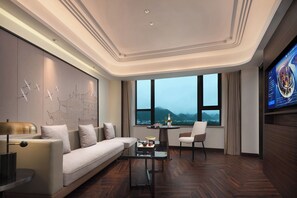 行政套房, 山景 | 高級寢具、書桌、筆電工作空間、遮光布/窗簾