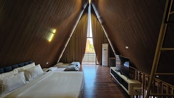 Luksus-småhus, balkong, hageutsikt | Safe på rommet, skrivebord for bærbar PC og strykejern/-brett