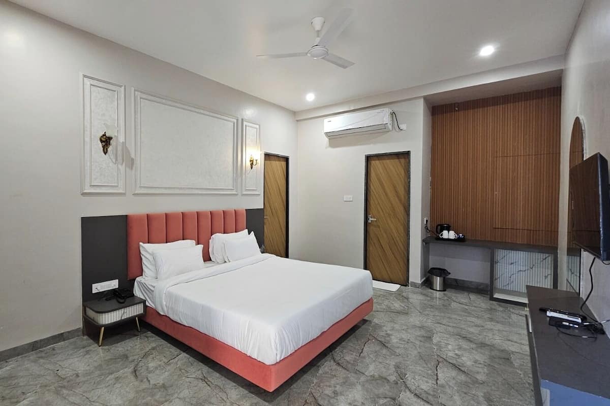 1 bedroom, in-room safe, laptop workspace, iron/ironing board