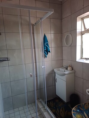 Zimmer, 1 Schlafzimmer, Gartenblick | Badezimmer