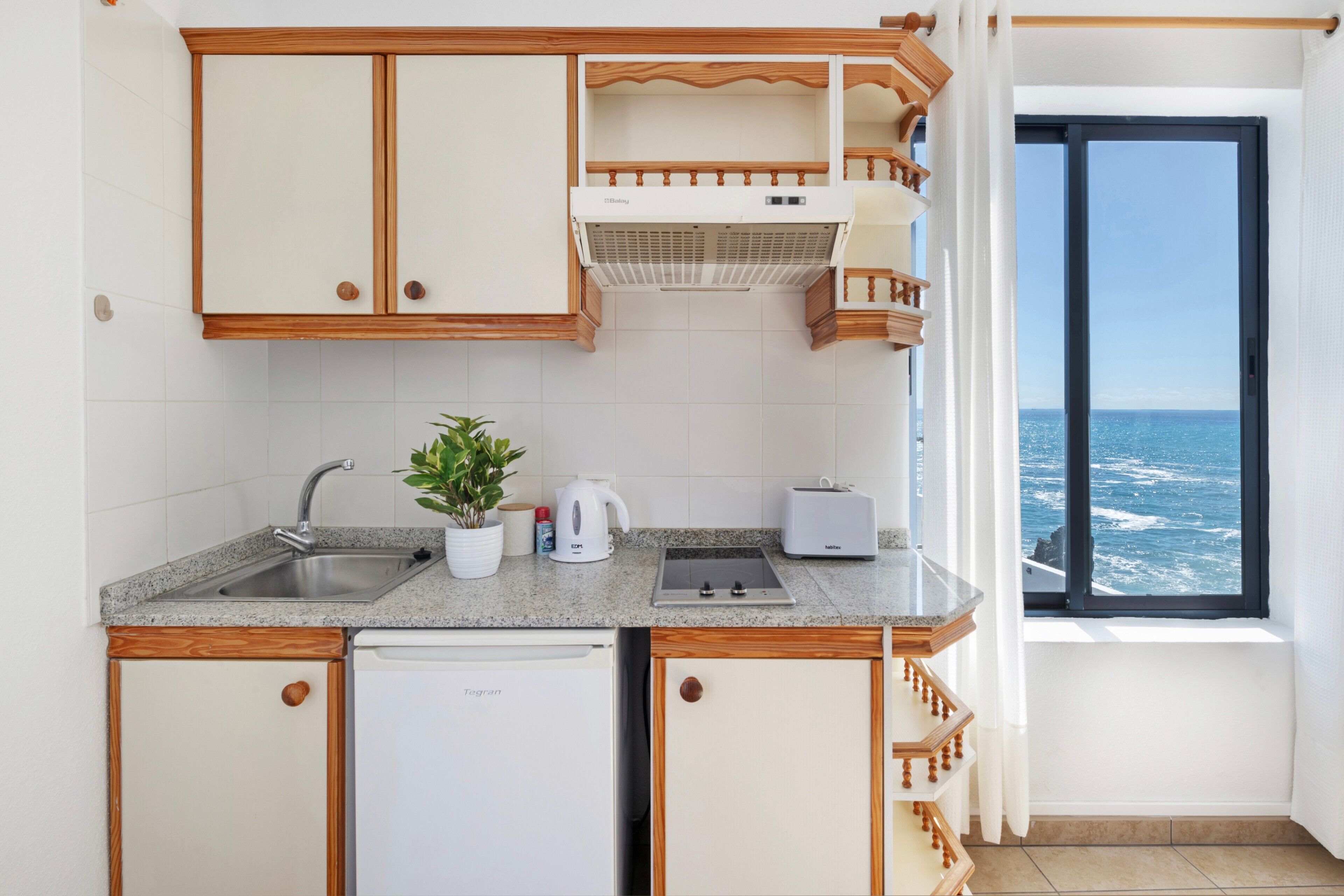 Kühlschrank, Mikrowelle, Herdplatte, Wasserkocher mit Kaffee-/Teezubehör