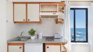 A kitchen with a sink, a plant, a kettle, and a toaster. - Apartment 'La Bayana - 6' with Sea View, Shared Pool and Wi-Fi (Los Llanos)