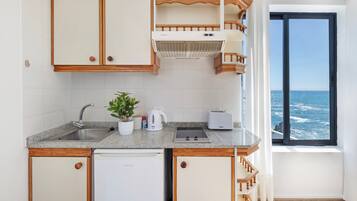 Kühlschrank, Mikrowelle, Herdplatte, Wasserkocher mit Kaffee-/Teezubehör