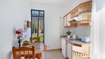 Réfrigérateur, micro-ondes, plaque de cuisson, cafetiÚre/bouilloire