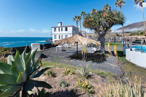 Property grounds - Apartment 'La Bayana - 3' with Sea View, Shared Pool and Wi-Fi (Los Llanos)