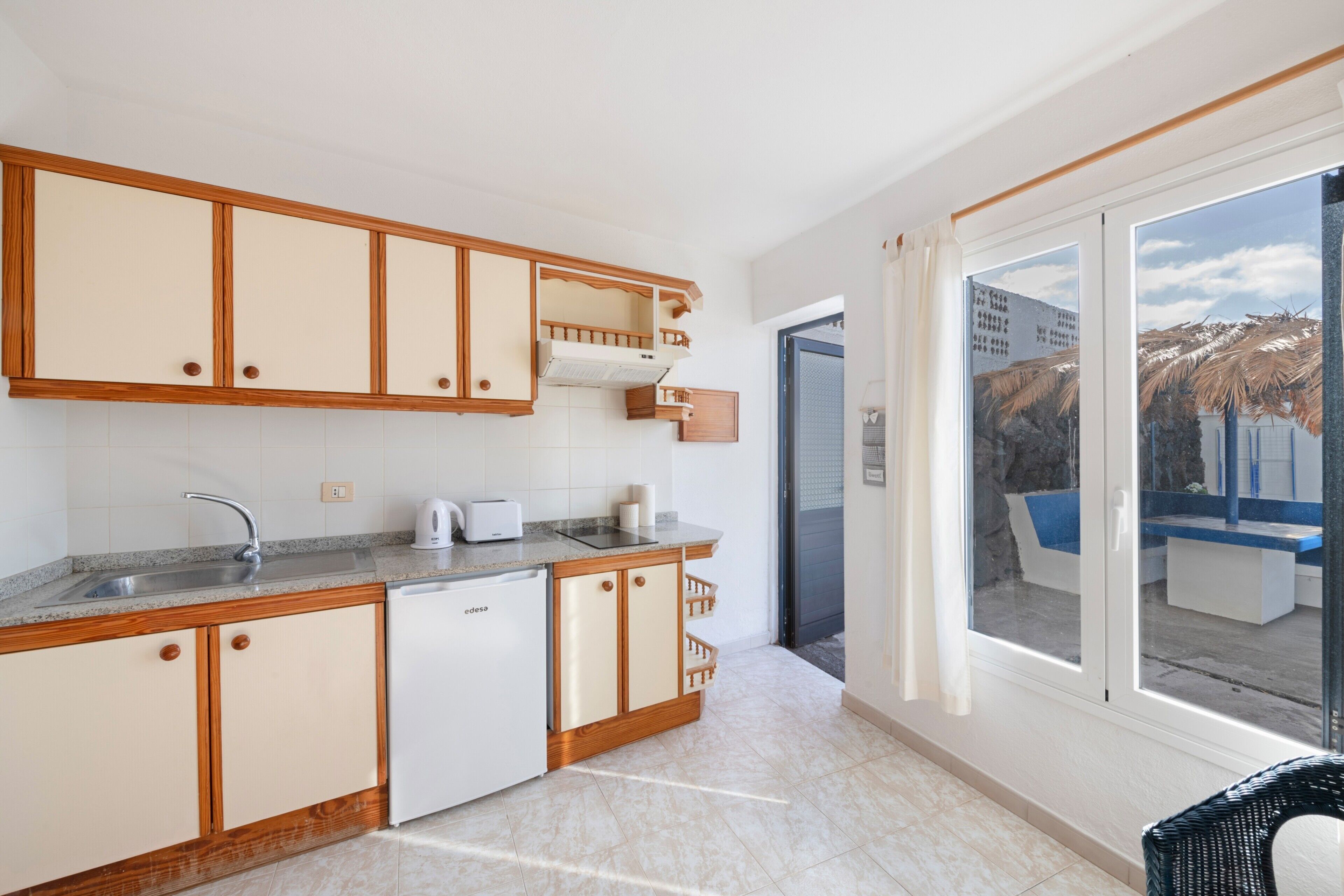 Kühlschrank, Mikrowelle, Herdplatte, Wasserkocher mit Kaffee-/Teezubehör