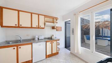 Kühlschrank, Mikrowelle, Herdplatte, Wasserkocher mit Kaffee-/Teezubehör