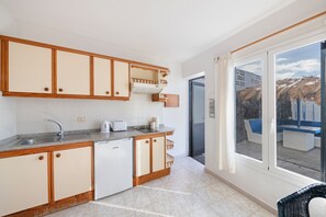 Jääkaappi, mikroaaltouuni, liesi, kahvin-/teenkeitin