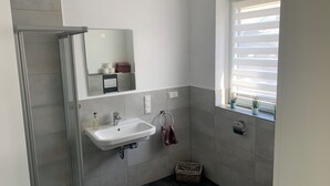 シャワー、タオル、石鹸、トイレットペーパー