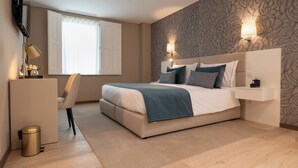 A modern bedroom with a bed, bedside tables, a desk, and a chair. - Stella Braga Aparthotel (Braga)
