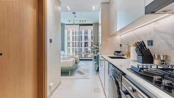 Refrigerador con freezer, microondas, horno, placa de cocina