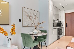 Deluxe-Studio, 1 King-Bett und Schlafsofa, Stadtblick | Essbereich im Zimmer