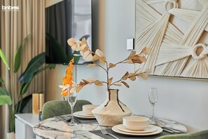 Studio – deluxe, 1 kingsize-seng med sovesofa, byutsikt | Spiseområde på rommet