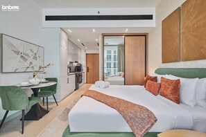 Studio Deluxe, 1 très grand lit et 1 canapé-lit, vue sur la ville | Literie de qualité, coffre-fort, fer et planche à repasser