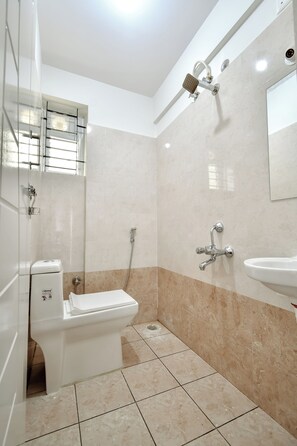 Ein modernes Badezimmer mit Toilette, Dusche und Waschbecken.