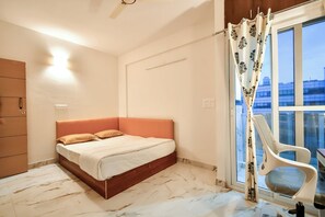Standardzimmer, Balkon, Stadtblick | Schreibtisch, laptopgeeigneter Arbeitsplatz, Bügeleisen/Bügelbrett